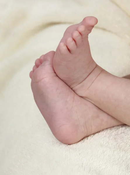 Egy újszülött pici lába. — Stock Fotó
