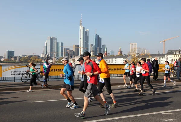 Runners on the bridge over the Main River during the Frankfurt Marathon 2010 in Germany — Stock Photo, Image