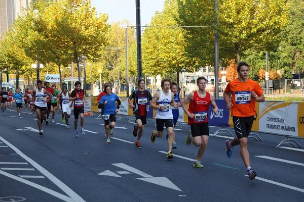 Koşucular Almanya frankfurt Maratonu 2010 sırasında sokak — Stok fotoğraf
