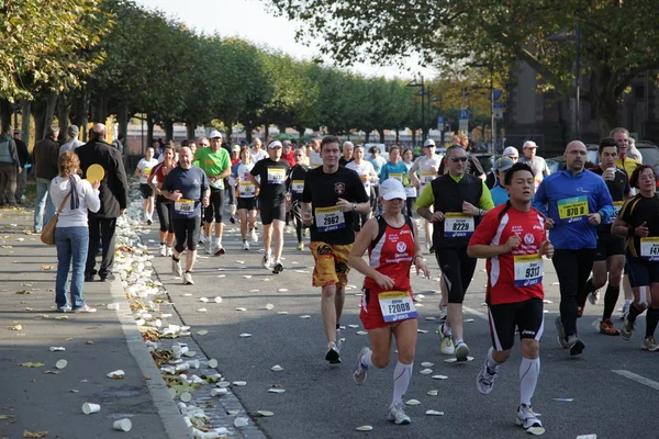 Corredores en la calle durante el maratón de frankfurt 2010 en Alemania — Stockfoto