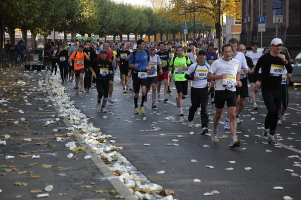 Biegaczy na ulicy podczas frankfurt maraton 2010 w Niemczech — Zdjęcie stockowe
