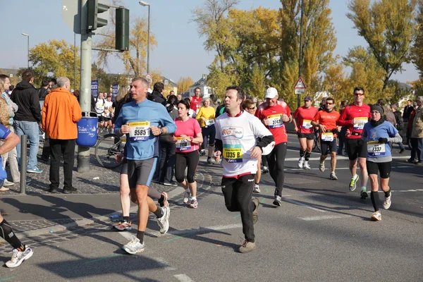 Koşucular Almanya frankfurt Maratonu 2010 sırasında sokak — Stok fotoğraf