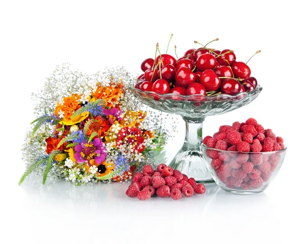 Свежая малина, красные вишни в стеклянной чаше и красивая коло — стоковое фото