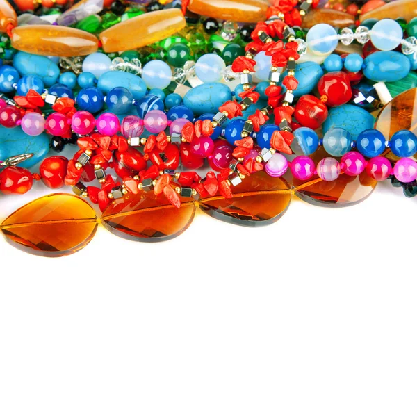 Perles de pierres colorées naturelles de différents minéraux isolés o — Photo