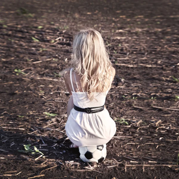 Женщина в белых мечтах сидит на мяче — стоковое фото