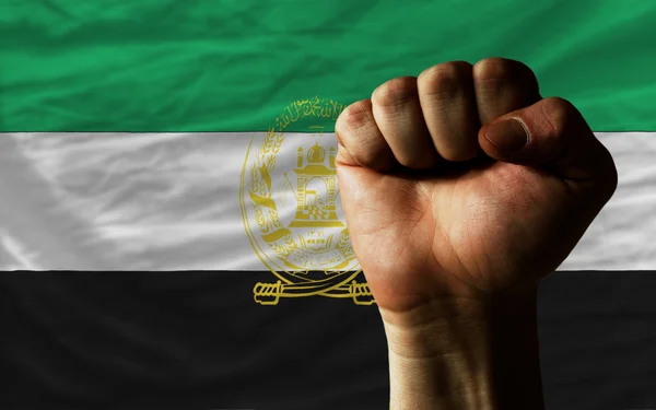 Poing dur devant le drapeau afghan symbolisant le pouvoir — Photo
