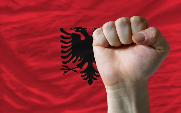 Pugno duro davanti alla bandiera albanese che simboleggia il potere — Foto Stock