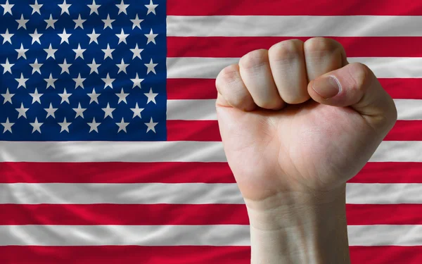 Amerikaanse nationale vlag met harde vuist tegenover het symboliseert — Stockfoto