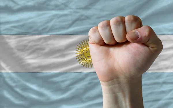 Pugno duro davanti alla bandiera argentina che simboleggia il potere — Foto Stock