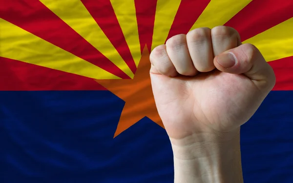 Nous drapeau de l'état de arizona avec poing dur devant lui symbolise — Photo