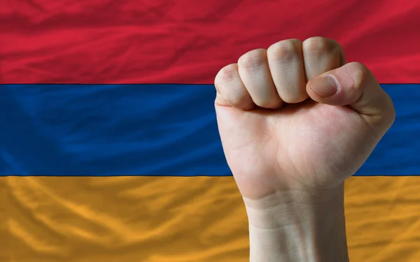 Puño duro frente a la bandera armenia simbolizando el poder — Foto de Stock