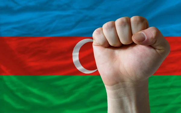 Жесткий кулак перед Азербаджанским флагом символизирует власть — стоковое фото