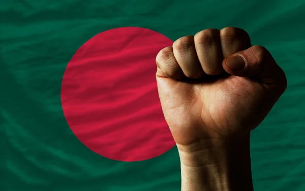 Puño duro frente a la bandera de Bangladesh que simboliza el poder — Foto de Stock