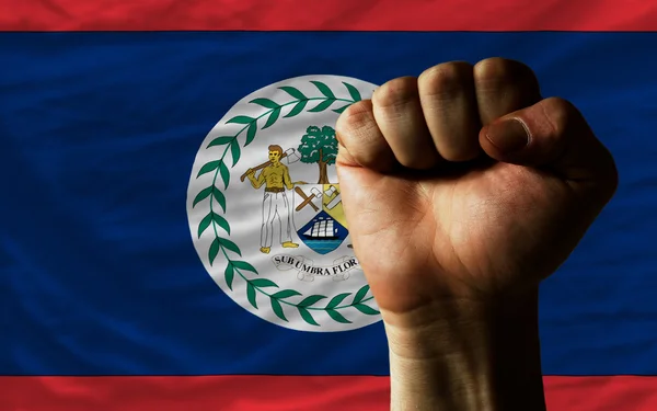 Poing dur devant le drapeau du Belize symbolisant le pouvoir — Photo