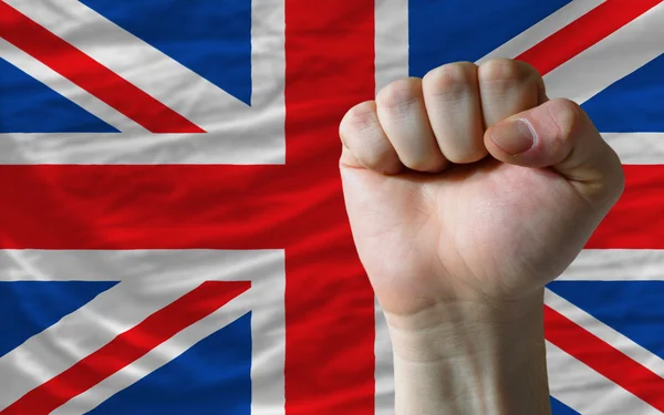 Pugno duro davanti alla bandiera britannica che simboleggia il potere — Foto Stock