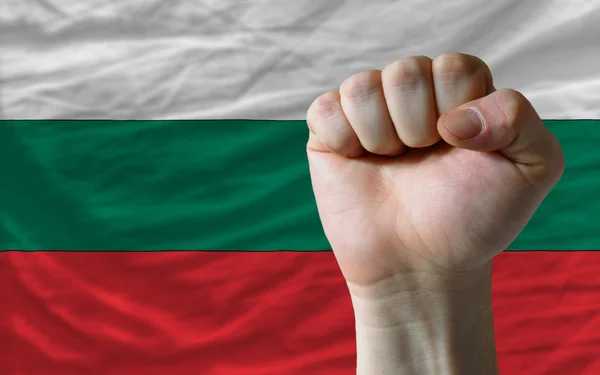 Punho duro na frente da bandeira da Bulgária simbolizando o poder — Fotografia de Stock