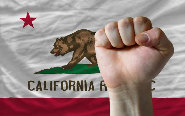 Ons staat vlag van Californië met harde vuist in de voorkant van het symbool — Stockfoto