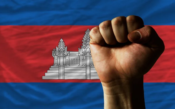 Poing dur devant le drapeau cambodia symbolisant le pouvoir — Photo