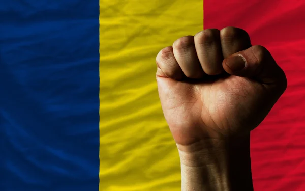 Puño duro delante de la bandera de Chad simbolizando el poder — Foto de Stock