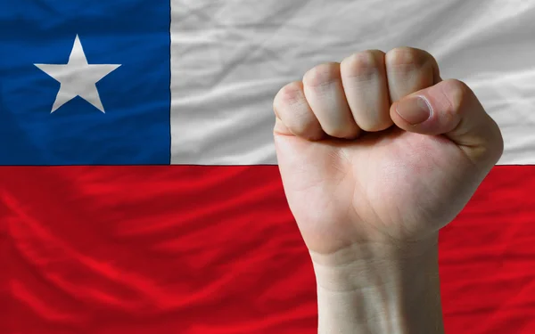 Poing dur devant le drapeau chilien symbolisant le pouvoir — Photo