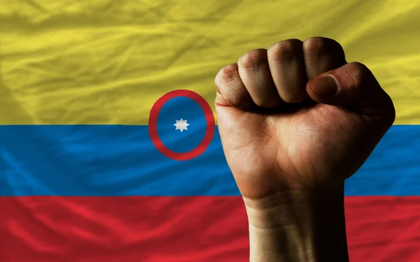 Punho duro na frente da bandeira da colômbia simbolizando poder — Fotografia de Stock