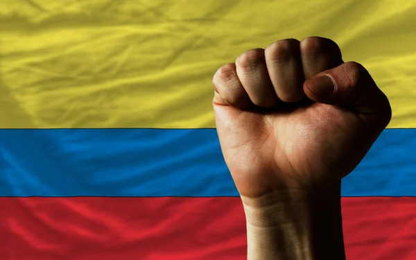 Poing dur devant le drapeau colombien symbolisant le pouvoir — Photo