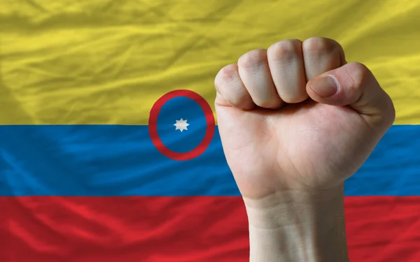 Puño duro frente a bandera de Colombia simbolizando poder — Foto de Stock