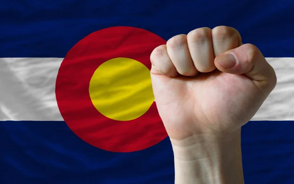 Мы государственный флаг Колорадо с жестким кулаком перед ним символизирует — стоковое фото