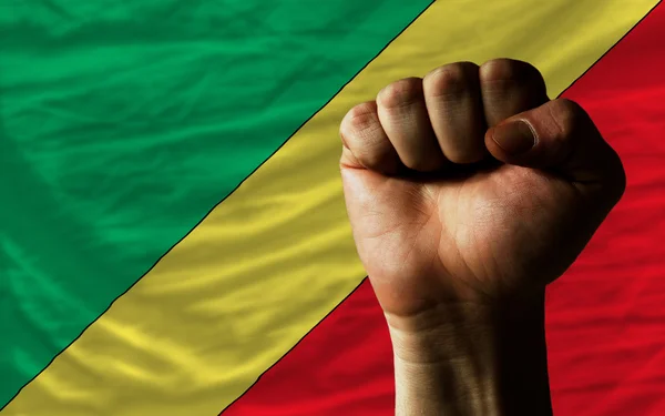 Sert yumruk gücü simgeleyen Kongo Cumhuriyeti bayrağı önünde — Stok fotoğraf