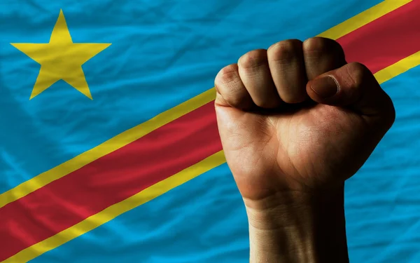 Жесткий кулак перед флагом Конго символизирует власть — стоковое фото