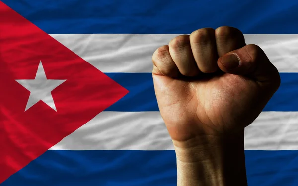 Poing dur devant le drapeau cubain symbolisant le pouvoir — Photo