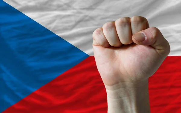 Poing dur devant le drapeau tchèque symbolisant le pouvoir — Photo