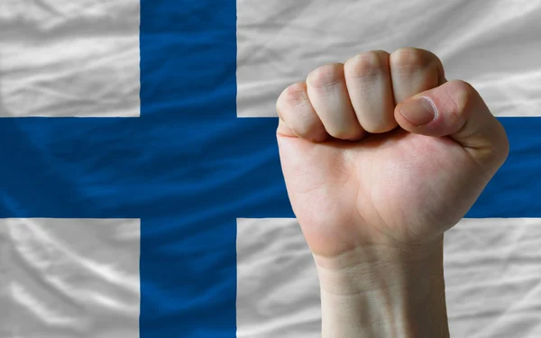 Bandeira nacional da Finlândia com punho duro na frente simbolizando — Fotografia de Stock