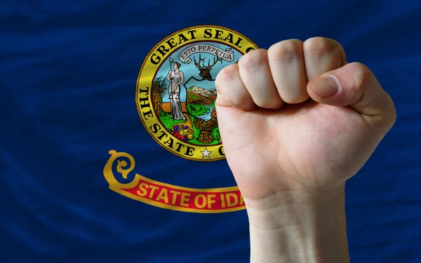 私たちの状態を象徴する前にハードこぶしでアイダホ州の旗 — ストック写真