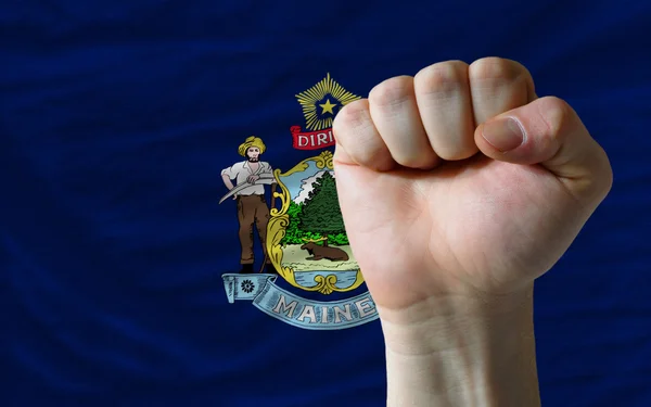 Bandera del estado de maine con el puño duro delante simbolizando —  Fotos de Stock
