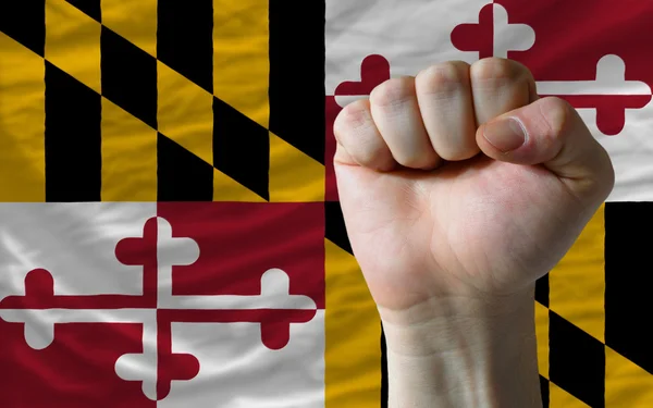Bandera del estado de Maryland con el puño duro delante de él simboliz — Foto de Stock
