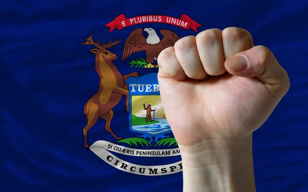 Nosotros bandera del estado de Michigan con el puño duro delante de él simboliz — Foto de Stock