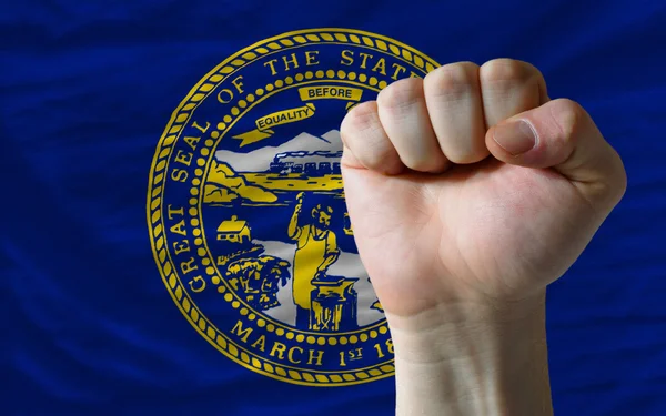 Uns Staatsflagge von Nebraska mit harter Faust davor symbolisieren — Stockfoto
