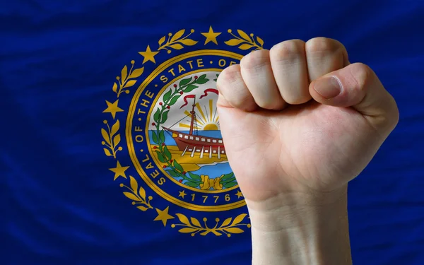 Nós bandeira do estado de New Hampshire com punho duro na frente dele sym — Fotografia de Stock