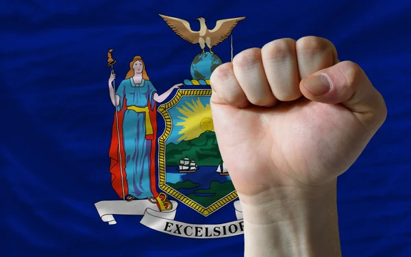 Stati Uniti bandiera di New York con pugno duro di fronte simbolizza — Foto Stock