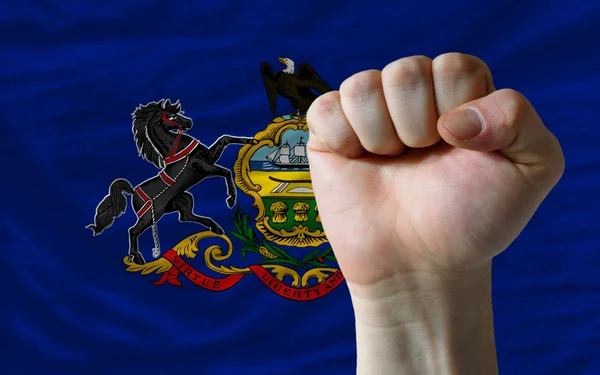 Nosotros bandera del estado de Pennsylvania con el puño duro en frente de él Symb —  Fotos de Stock