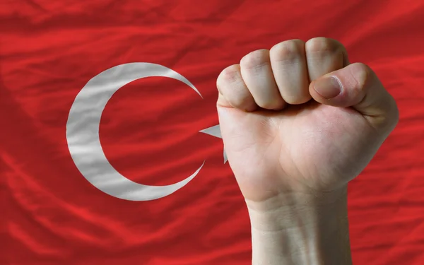 力を象徴するトルコ国旗の前でハード拳 — ストック写真