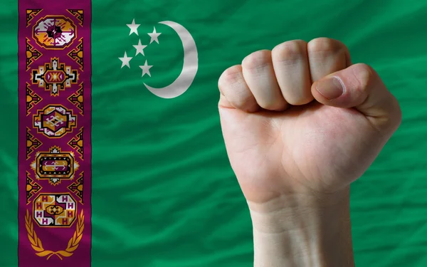 Pugno duro davanti alla bandiera turkmenistan che simboleggia il potere — Foto Stock