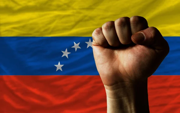 Tvrdá pěst před venezuela vlajku symbolizující sílu — Stock fotografie
