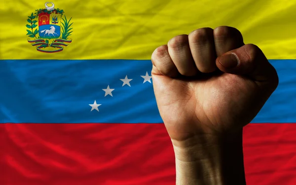 Hårda näve framför Venezuelas flagga symboliserar makt — Stockfoto