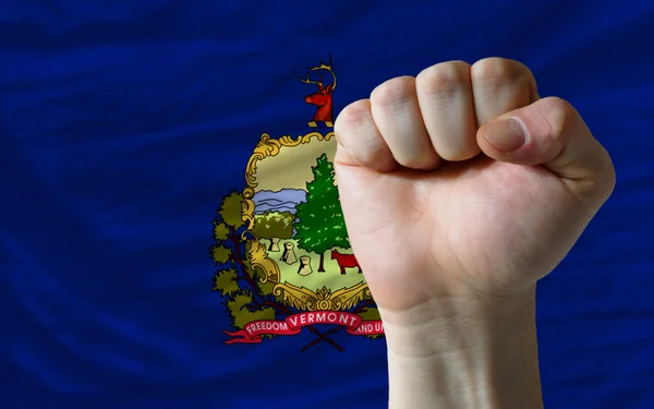 Nosotros bandera del estado de Vermont con el puño duro en frente de él simbolizi —  Fotos de Stock