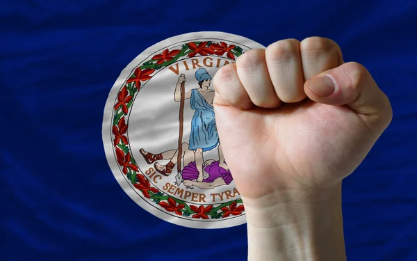 Nós bandeira do estado de virgínia com punho duro na frente simboliza — Fotografia de Stock