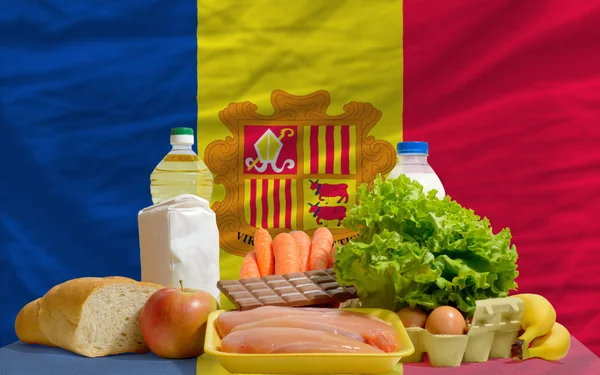 Grundlæggende fødevarer dagligvarer foran andorra nationale flag - Stock-foto