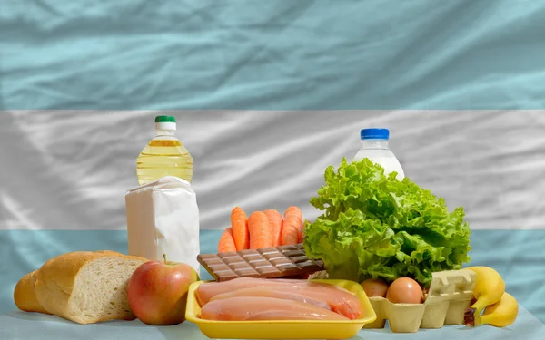 Mercearia básica de alimentos em frente à bandeira nacional argentina — Fotografia de Stock