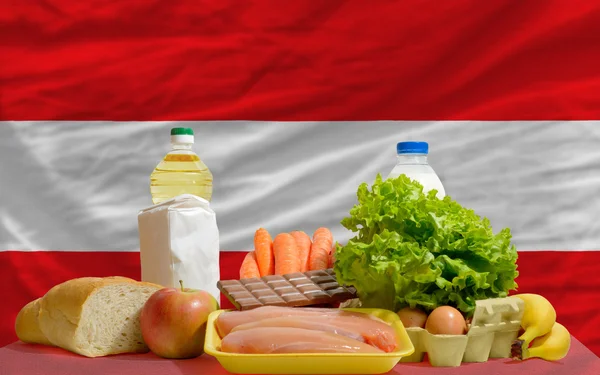 オーストリアの国旗の前で基本的な食糧食料品 — ストック写真